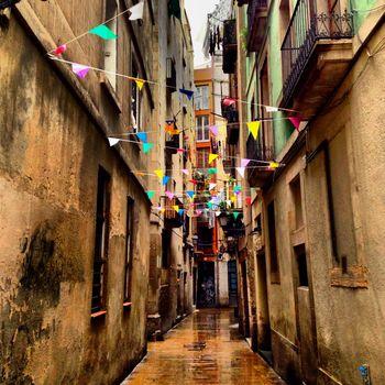Stara uliczka ozdobiona girlandą. Barcelona
