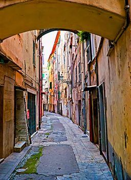 Wąska ulica w Sanremo. Włochy