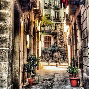 Widok na starą uliczkę w Barcelonie