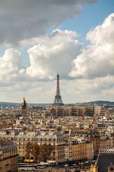 Widok z dachu na Paryż. Francja