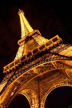 Wieża Eiffla nocą. Paryż, Francja