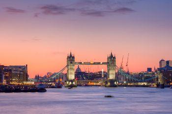 Zachód słońca na tle Tower Bridge w Londynie