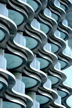 Miętowy budynek o falistym kształcie