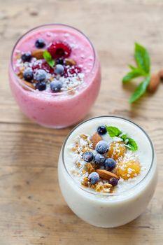 Mleczny i owocowy koktajl w szklance