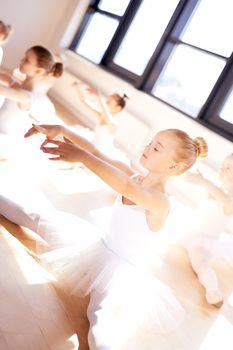 Młode dziewczyny tańczące balet