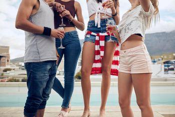 Młodzi ludzie podczas imprezy