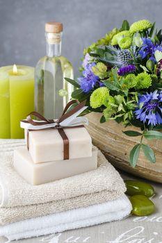 Mydło z kokardą z kwiatami w tle