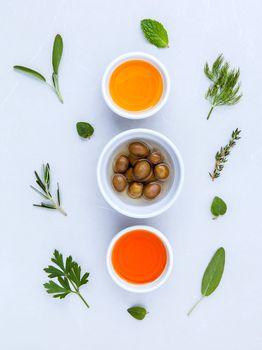 Oliwki i sos w porcelanowych miseczkach