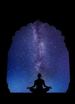 Osoba medytująca na tle drogi mlecznej