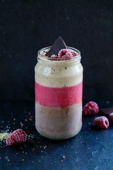 Owocowy jogurt z kawałkiem czekolady