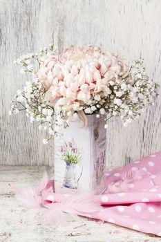 Ozdobny bukiet jasnoróżowych kwiatów
