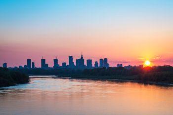 Panorama Warszawy na tle zachodzącego słońca