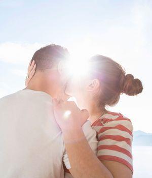 Para całująca się blasku słońca