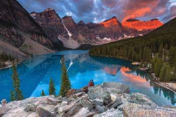 Para podziwiająca romantyczny wschód słońca