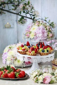 Patera z babeczkami owocowymi