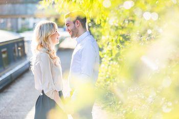 Patrzący się na siebie zakochani ludzie