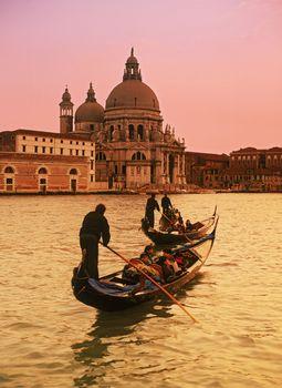 Płynące gondole o zachodzie słońca