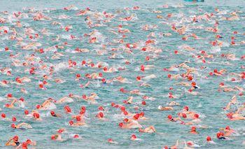 Pływacy na zawodach Ironman