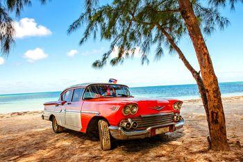 Biało czerwony samochód na plaży Cayo Jutias. Kuba
