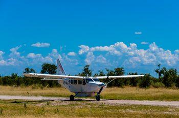 Biały mały samolot. Botswana.