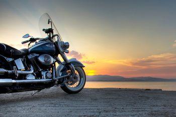Harley Davidson na tle zachodzącego nieba