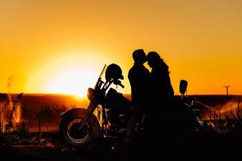 Para na motorze na tle zachodzącego słońca
