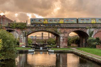  Pociąg elektryczny Merseyrail przejeżdżający przez kanał Leeds 