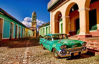 Samochód marki Chevy na placu w Trinidad, Kuba