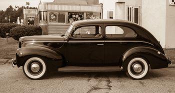 Stary czarny samochód