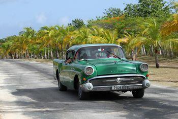  Zielony samochód marki Buick na Kubie
