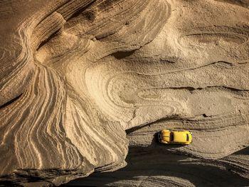 Żółty Volkswagen Beetle widziany z góry