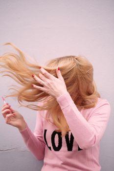 Portret dziewczyny z rozwianymi włosami