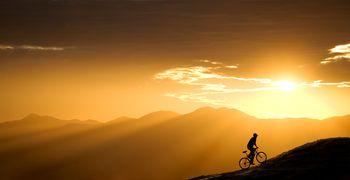 Przejażdżka rowerem po szczycie góry