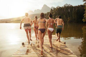 Przyjaciele biegnący po pomoście