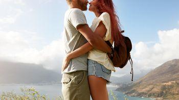 Przytulająca się para na tle jeziora