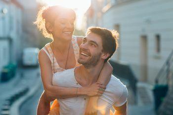 Przytulająca się para na tle słońca