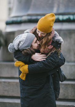 Przytulająca się para w kurtkach