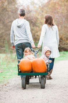 Rodzina z wózkiem dyni