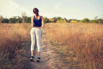 Rozgrzewka dziewczyny przed biegiem