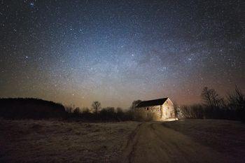 Rozgwieżdżone niebo nad domem