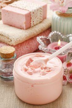 Różowy balsam do ciała i mydło