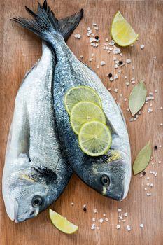 Ryba z plastrami cytryny