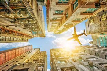 Samolot nad budynkami