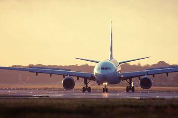 Samolot pasażerski na lotnisku 
