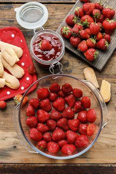 Składniki do ciasta truskawkowego