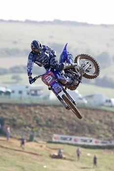 Skok zawodnika na motorze