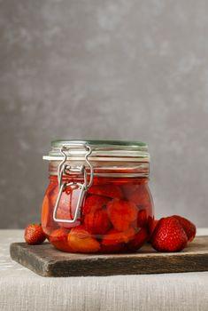 Słoiczek syropu truskawkowego