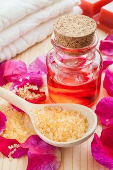 Sól morska w drewnianej łyżce i olejek