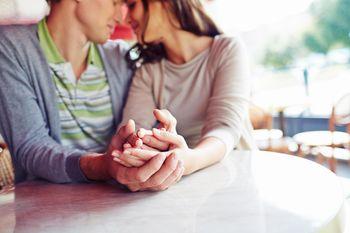 Splecione dłonie zakochanej pary