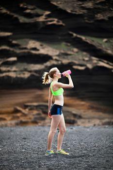 Dziewczyna pijąca wodę po bieganiu